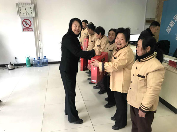 瑞麗金康物業管理集團為員工發放福利!