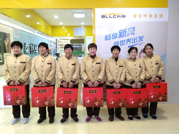 瑞麗金康物業管理集團為員工發放福利!
